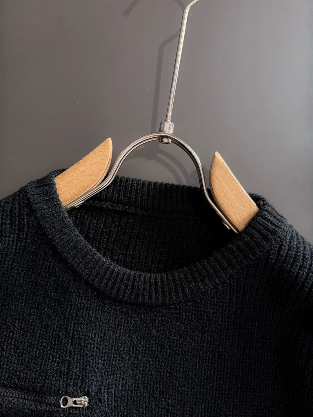 Next day shipment P195 Hermès High Quality 2026 Autumn and Winter latest sweaters from the official website, on sale at the counter at the same time Hot Sale! Specially made of wool blended fabric. It feels comfortable and can be directly in contact with the skin. The logo badge is exquisitely embroidered, which is extremely eye-catching! The details highlight the fashionable charm of big brands. Exquisite workmanship. Three-dimensional cutting style. The wearing effect is invincible and handsome! All three standards are complete! Sizes:M-3XL